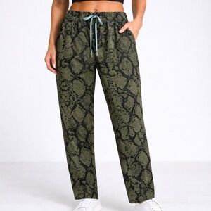 Lululemon Jet Crop Slim Luxtreme Pants Ziggy Snake Fatigue Green Gator Size 8